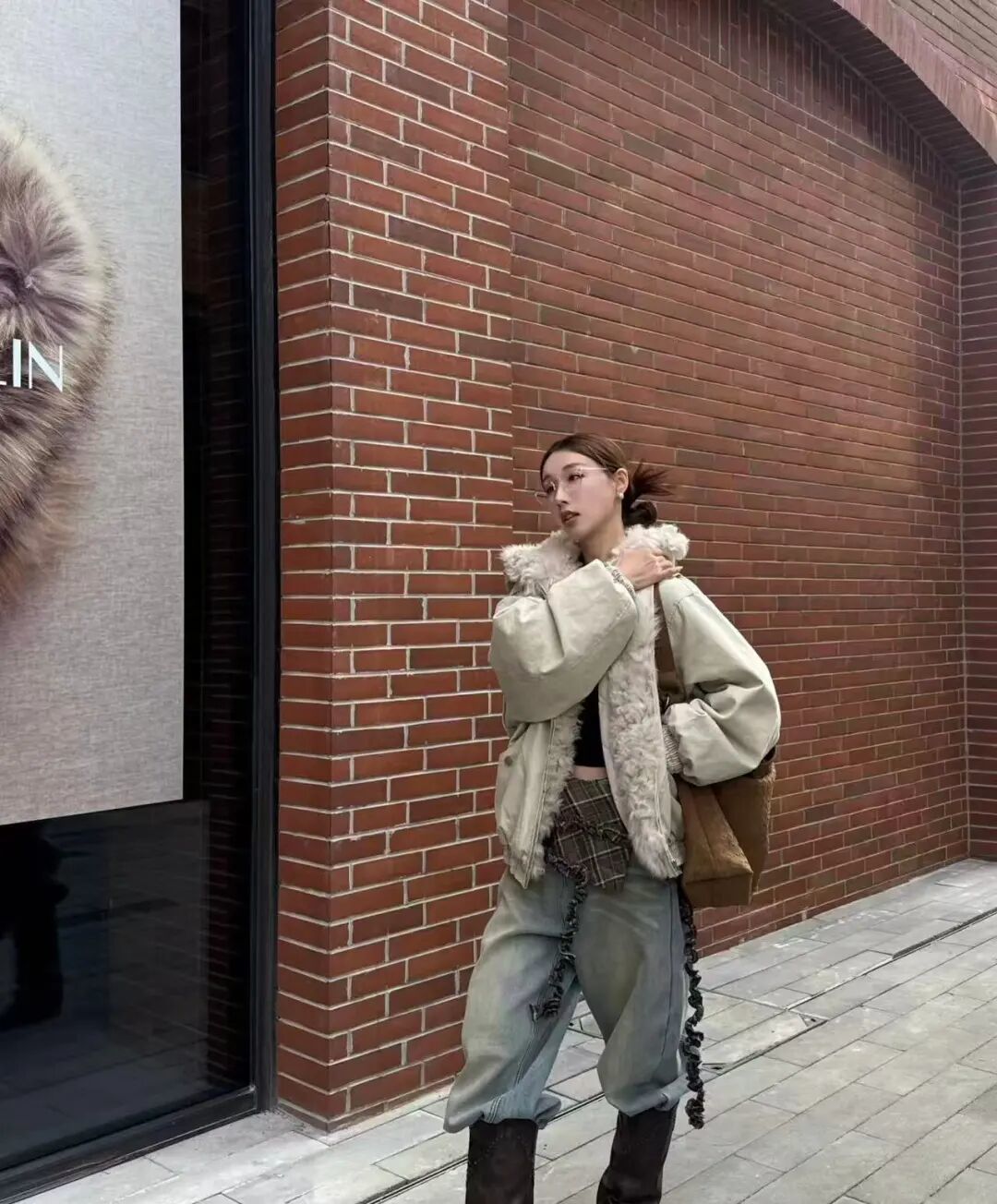 朱珠太敢穿了吧!豹纹毛毛外套+红裤子复古辣妹范儿绝了__朱珠太敢穿了吧!豹纹毛毛外套+红裤子复古辣妹范儿绝了