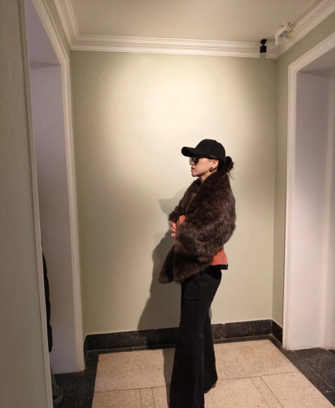 _朱珠太敢穿了吧!豹纹毛毛外套+红裤子复古辣妹范儿绝了_朱珠太敢穿了吧!豹纹毛毛外套+红裤子复古辣妹范儿绝了