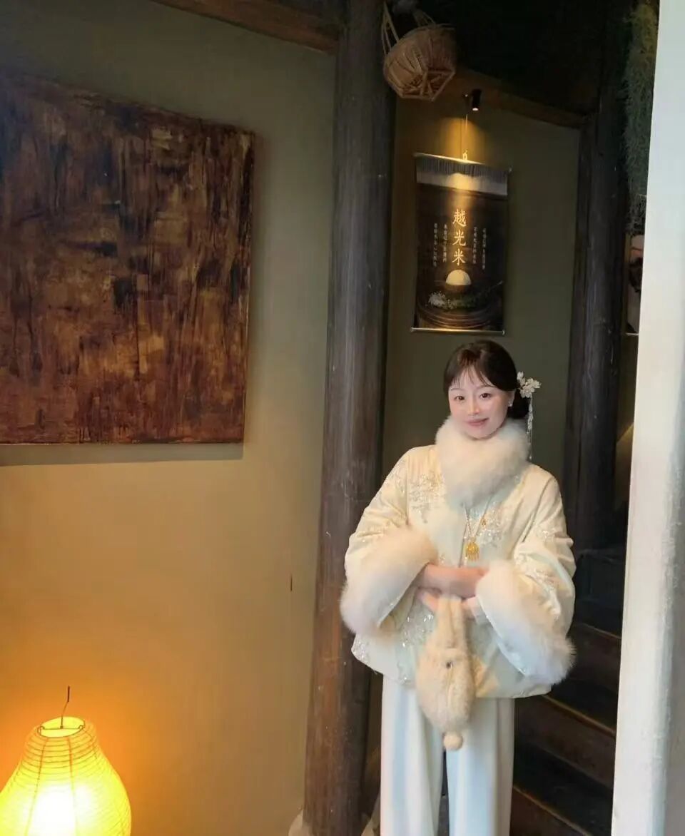 朱珠太敢穿了吧!豹纹毛毛外套+红裤子复古辣妹范儿绝了__朱珠太敢穿了吧!豹纹毛毛外套+红裤子复古辣妹范儿绝了