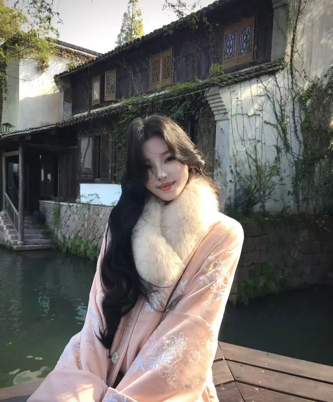 朱珠太敢穿了吧!豹纹毛毛外套+红裤子复古辣妹范儿绝了_朱珠太敢穿了吧!豹纹毛毛外套+红裤子复古辣妹范儿绝了_