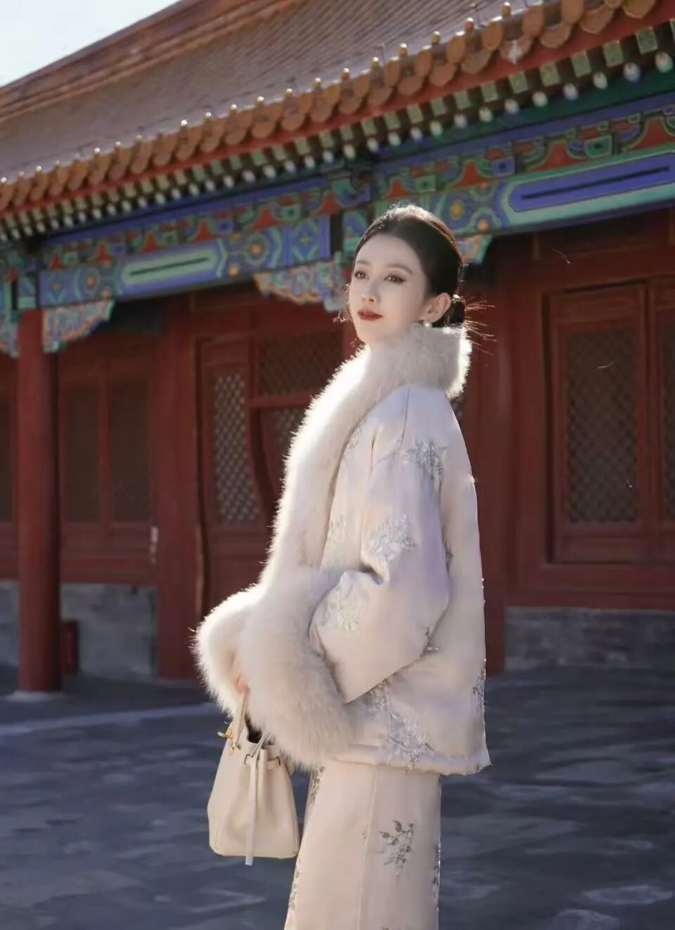 朱珠太敢穿了吧!豹纹毛毛外套+红裤子复古辣妹范儿绝了__朱珠太敢穿了吧!豹纹毛毛外套+红裤子复古辣妹范儿绝了