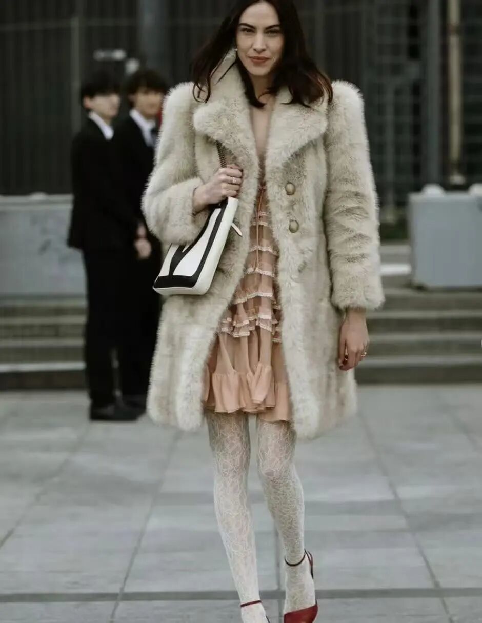 _朱珠太敢穿了吧!豹纹毛毛外套+红裤子复古辣妹范儿绝了_朱珠太敢穿了吧!豹纹毛毛外套+红裤子复古辣妹范儿绝了