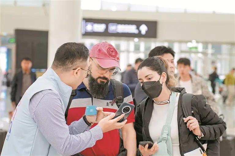 外籍游客感叹深圳智慧化便利服务 “连厕所都处于另一个层次”