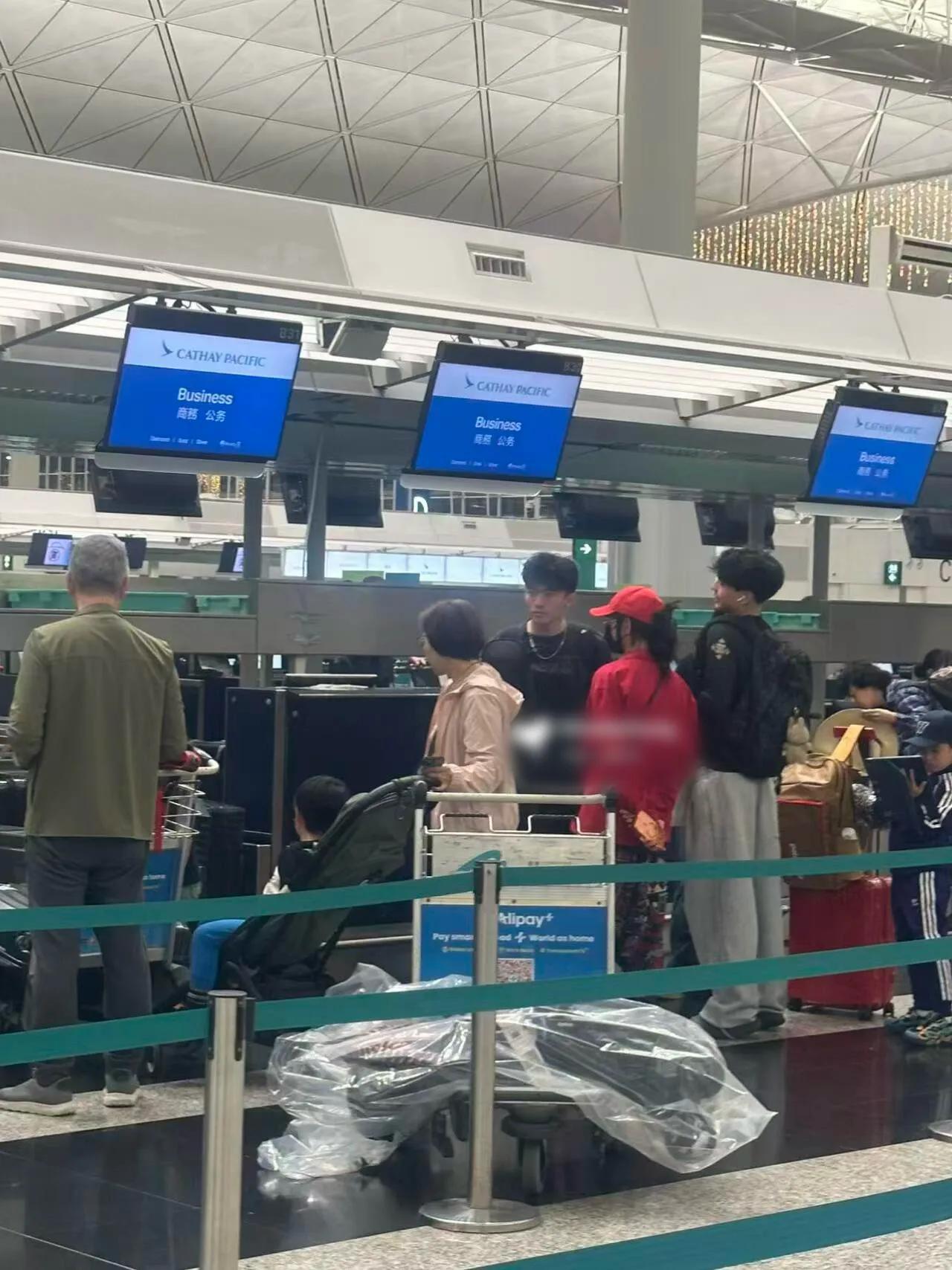 _张柏芝和三个儿子飞澳洲,一家四口好有爱,15岁小Q比Lucas还要高_张柏芝和三个儿子飞澳洲,一家四口好有爱,15岁小Q比Lucas还要高