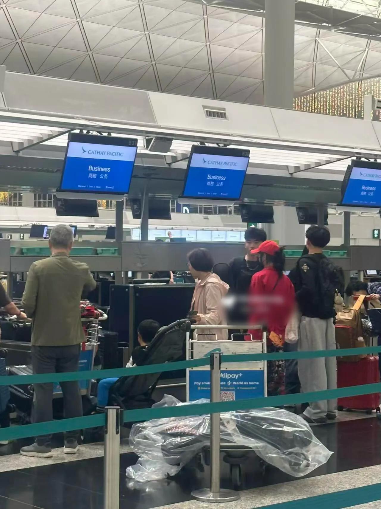 张柏芝和三个儿子飞澳洲,一家四口好有爱,15岁小Q比Lucas还要高_张柏芝和三个儿子飞澳洲,一家四口好有爱,15岁小Q比Lucas还要高_