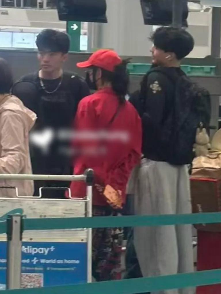 张柏芝和三个儿子飞澳洲,一家四口好有爱,15岁小Q比Lucas还要高__张柏芝和三个儿子飞澳洲,一家四口好有爱,15岁小Q比Lucas还要高