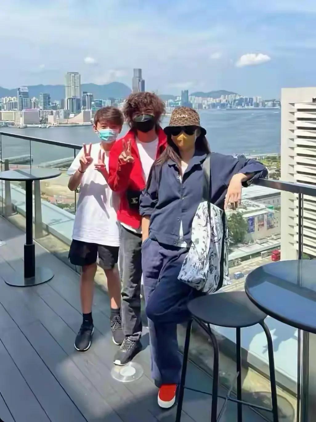 _张柏芝和三个儿子飞澳洲,一家四口好有爱,15岁小Q比Lucas还要高_张柏芝和三个儿子飞澳洲,一家四口好有爱,15岁小Q比Lucas还要高