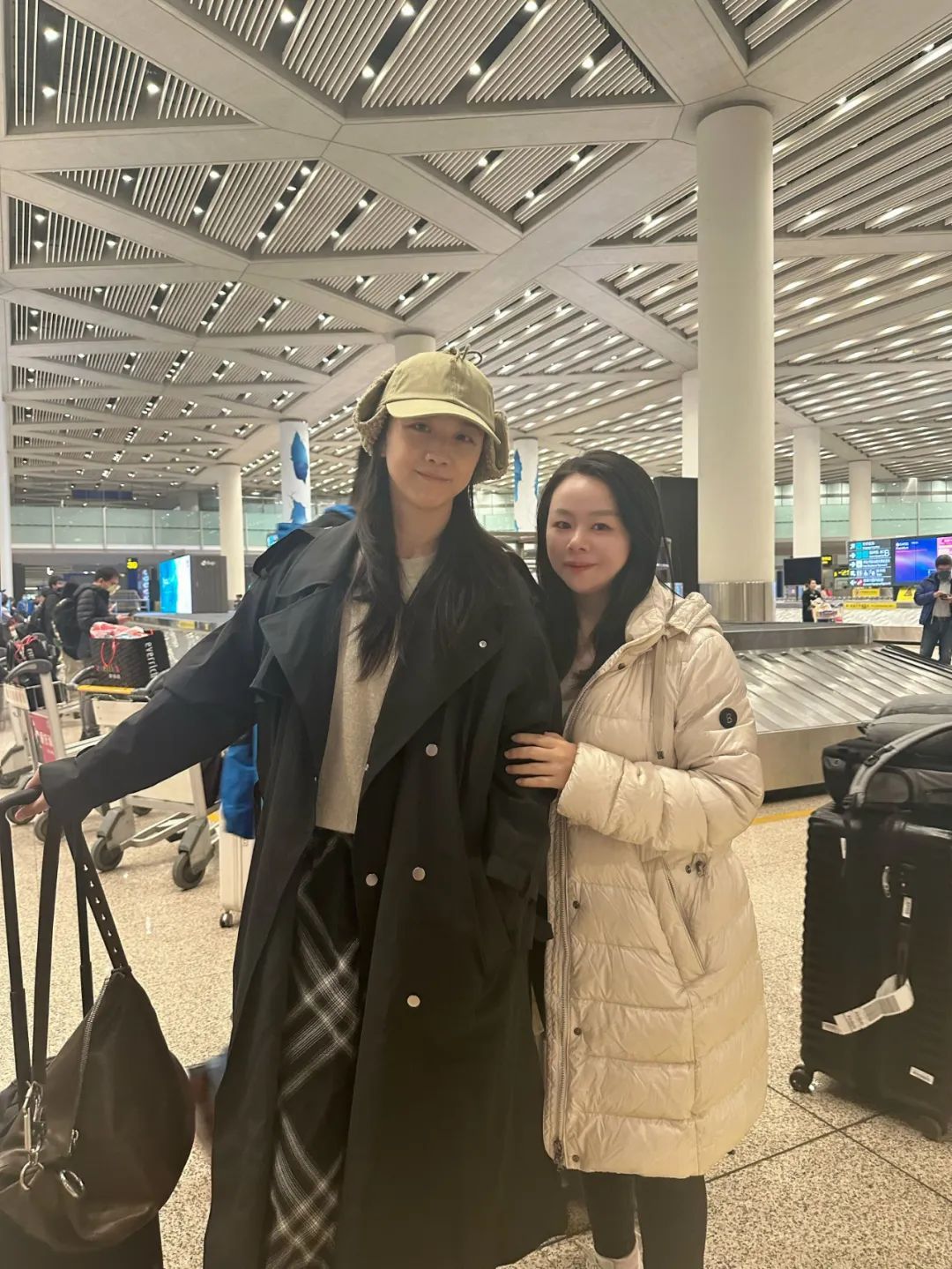 机场偶遇汤唯，背Burberry云淡风轻！为什么女精英都爱松弛感大包？_机场偶遇汤唯，背Burberry云淡风轻！为什么女精英都爱松弛感大包？_