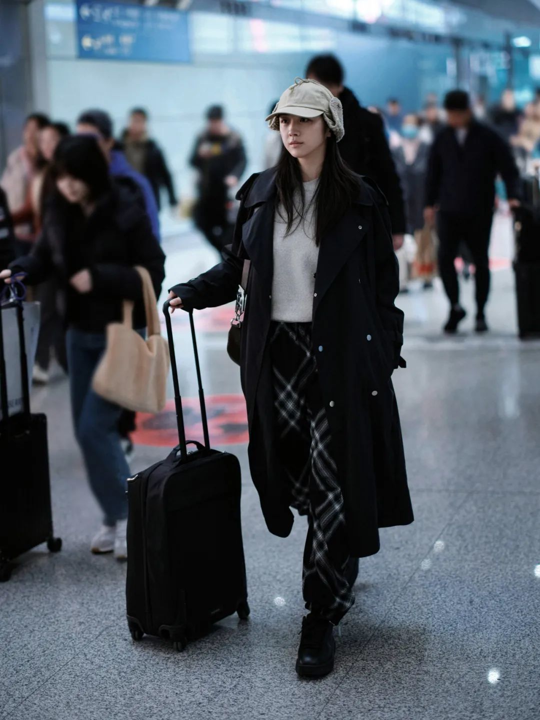 机场偶遇汤唯，背Burberry云淡风轻！为什么女精英都爱松弛感大包？_机场偶遇汤唯，背Burberry云淡风轻！为什么女精英都爱松弛感大包？_