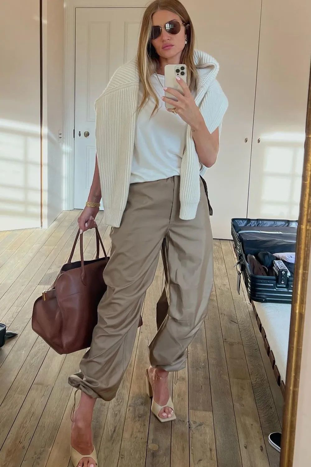 机场偶遇汤唯，背Burberry云淡风轻！为什么女精英都爱松弛感大包？_机场偶遇汤唯，背Burberry云淡风轻！为什么女精英都爱松弛感大包？_