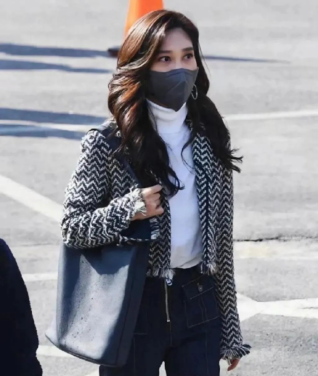 机场偶遇汤唯，背Burberry云淡风轻！为什么女精英都爱松弛感大包？_机场偶遇汤唯，背Burberry云淡风轻！为什么女精英都爱松弛感大包？_