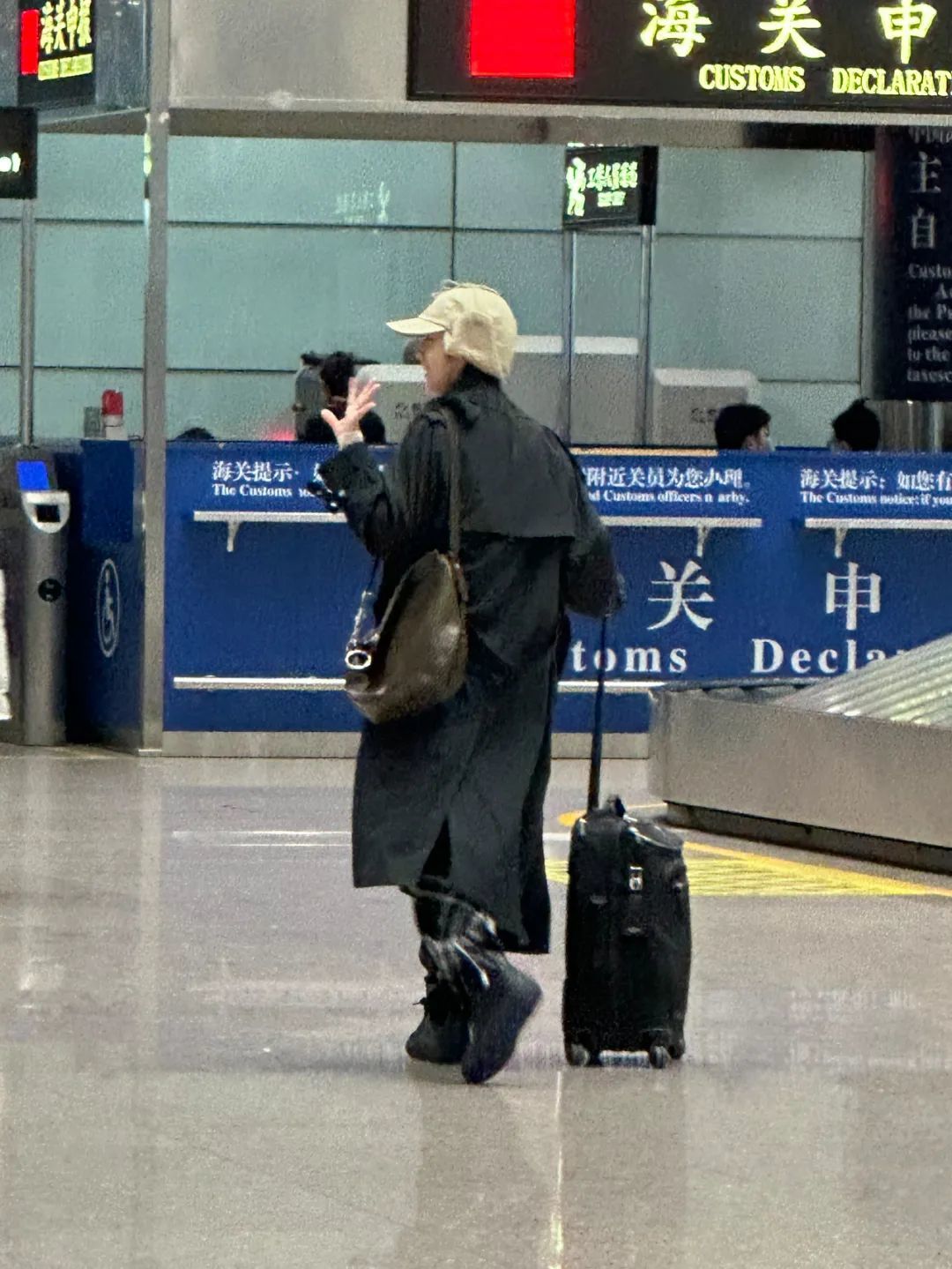 _机场偶遇汤唯，背Burberry云淡风轻！为什么女精英都爱松弛感大包？_机场偶遇汤唯，背Burberry云淡风轻！为什么女精英都爱松弛感大包？