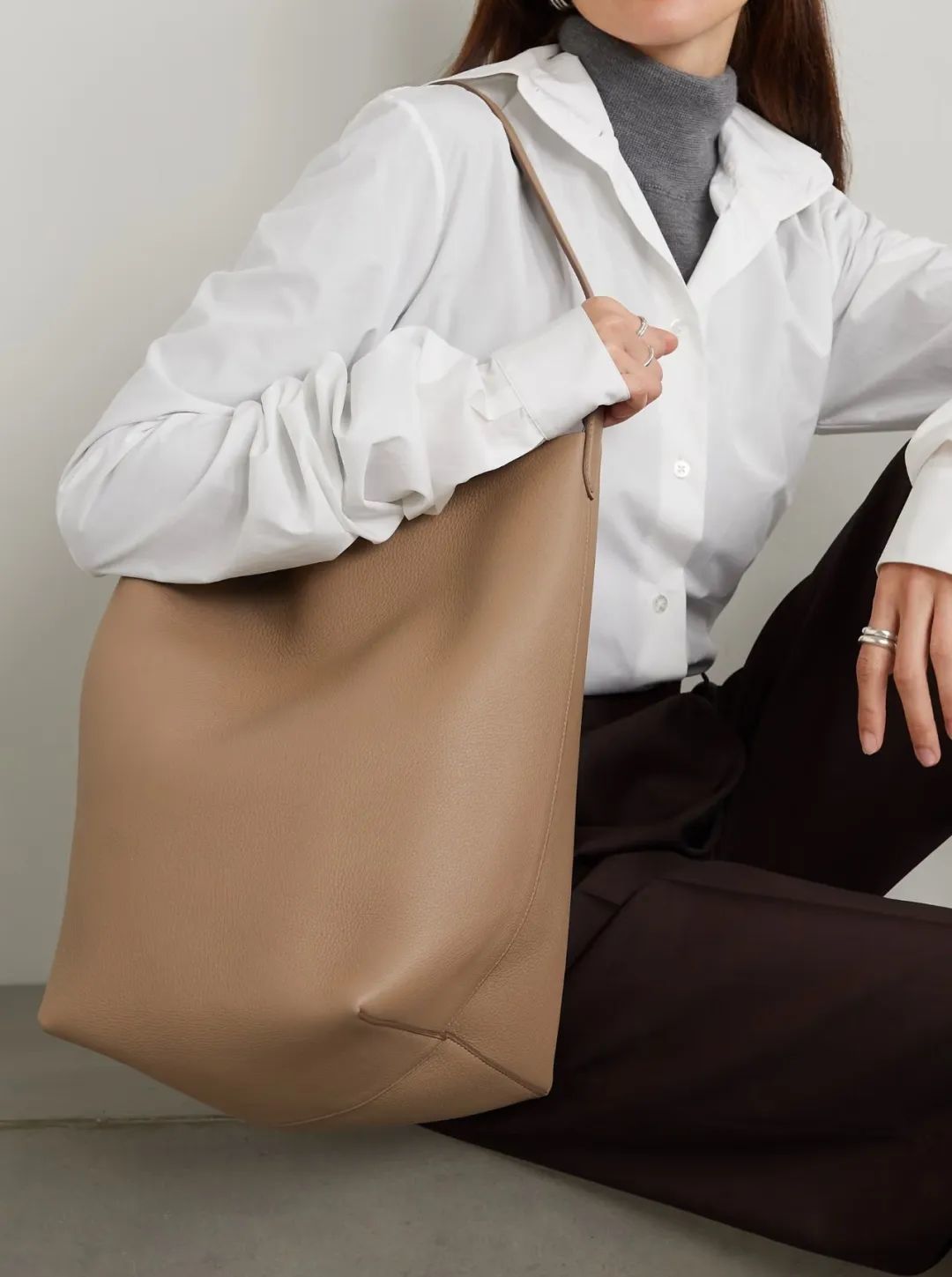 _机场偶遇汤唯，背Burberry云淡风轻！为什么女精英都爱松弛感大包？_机场偶遇汤唯，背Burberry云淡风轻！为什么女精英都爱松弛感大包？