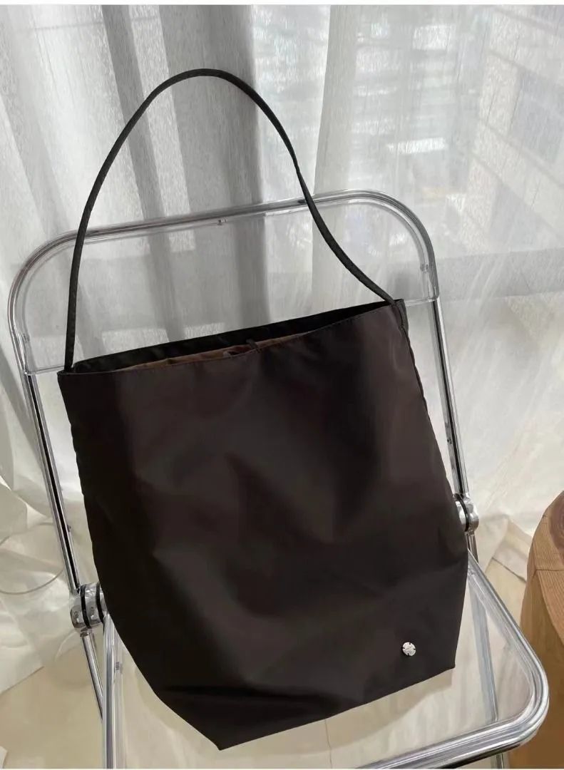 机场偶遇汤唯，背Burberry云淡风轻！为什么女精英都爱松弛感大包？_机场偶遇汤唯，背Burberry云淡风轻！为什么女精英都爱松弛感大包？_