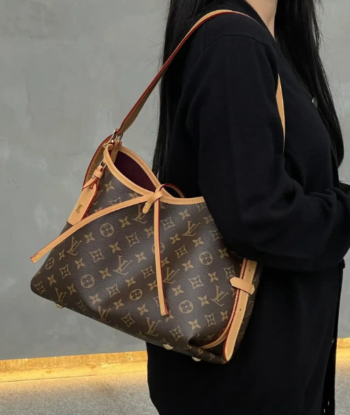 _机场偶遇汤唯，背Burberry云淡风轻！为什么女精英都爱松弛感大包？_机场偶遇汤唯，背Burberry云淡风轻！为什么女精英都爱松弛感大包？