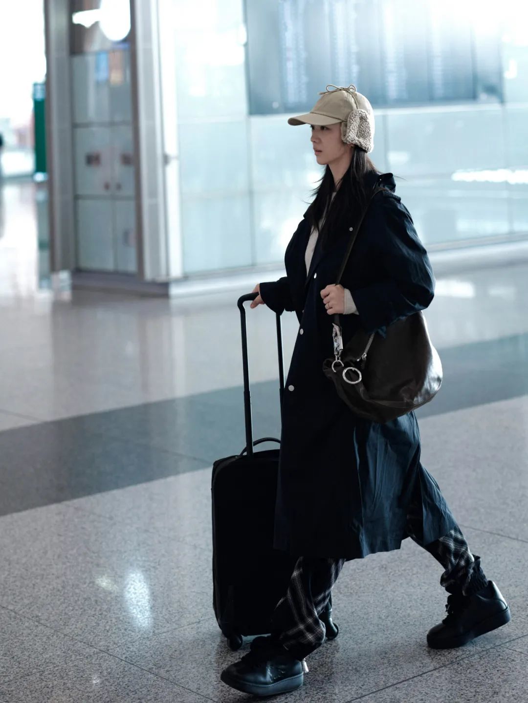 机场偶遇汤唯，背Burberry云淡风轻！为什么女精英都爱松弛感大包？__机场偶遇汤唯，背Burberry云淡风轻！为什么女精英都爱松弛感大包？