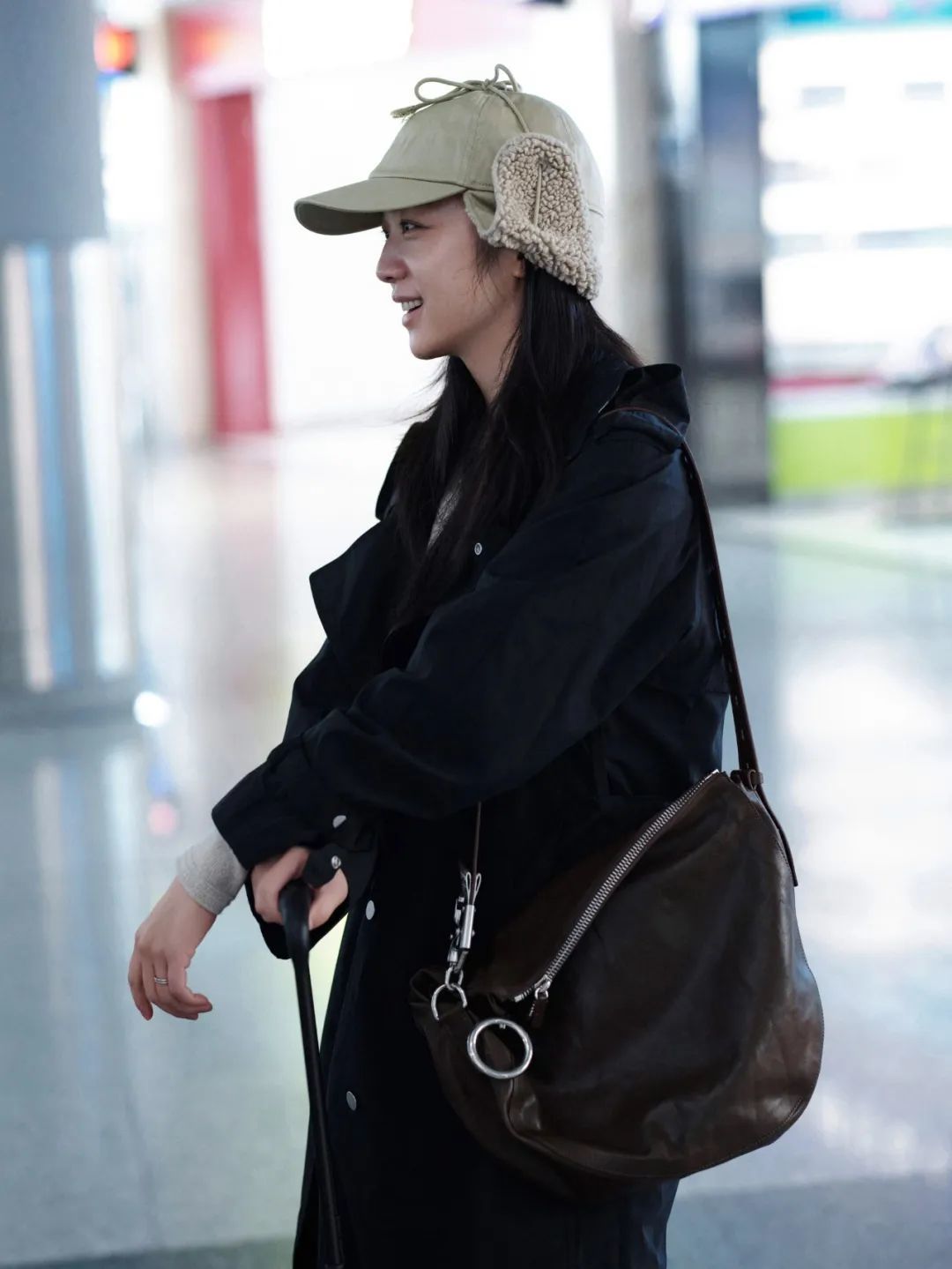 _机场偶遇汤唯，背Burberry云淡风轻！为什么女精英都爱松弛感大包？_机场偶遇汤唯，背Burberry云淡风轻！为什么女精英都爱松弛感大包？