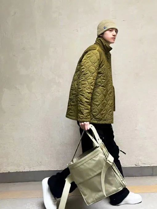 机场偶遇汤唯，背Burberry云淡风轻！为什么女精英都爱松弛感大包？__机场偶遇汤唯，背Burberry云淡风轻！为什么女精英都爱松弛感大包？