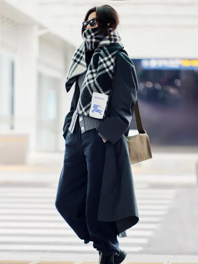 _机场偶遇汤唯，背Burberry云淡风轻！为什么女精英都爱松弛感大包？_机场偶遇汤唯，背Burberry云淡风轻！为什么女精英都爱松弛感大包？