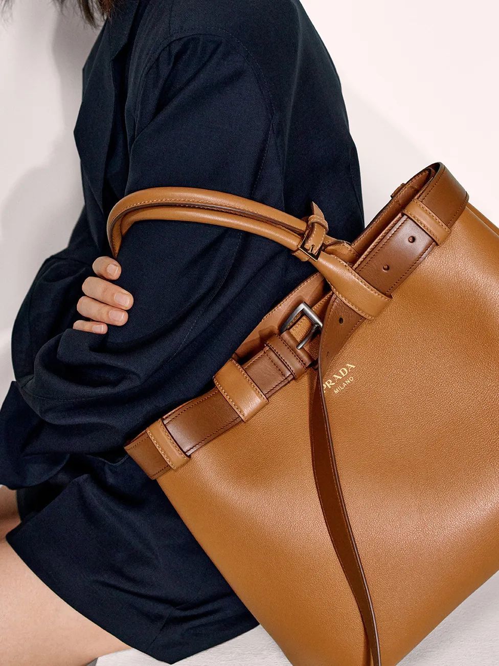 机场偶遇汤唯，背Burberry云淡风轻！为什么女精英都爱松弛感大包？_机场偶遇汤唯，背Burberry云淡风轻！为什么女精英都爱松弛感大包？_