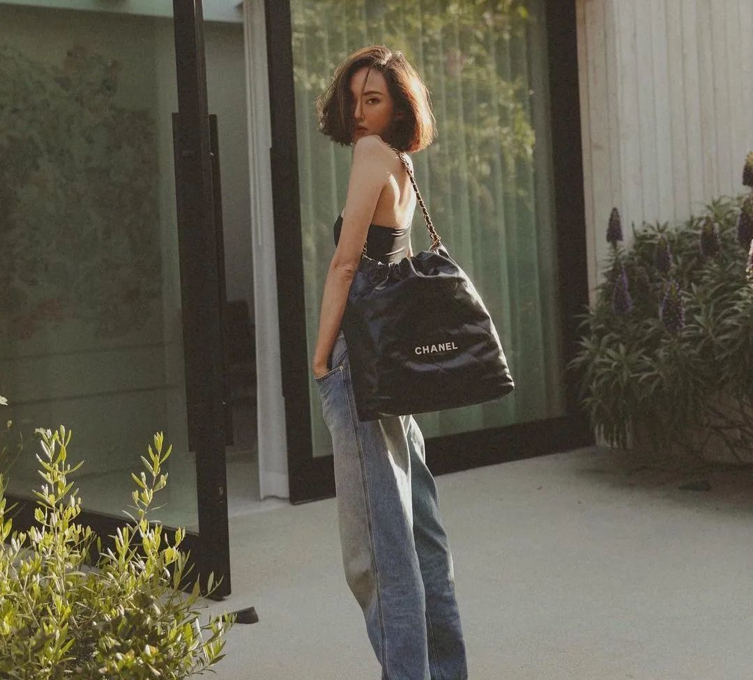 机场偶遇汤唯，背Burberry云淡风轻！为什么女精英都爱松弛感大包？_机场偶遇汤唯，背Burberry云淡风轻！为什么女精英都爱松弛感大包？_