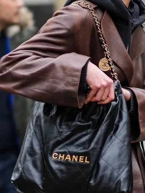 机场偶遇汤唯，背Burberry云淡风轻！为什么女精英都爱松弛感大包？__机场偶遇汤唯，背Burberry云淡风轻！为什么女精英都爱松弛感大包？