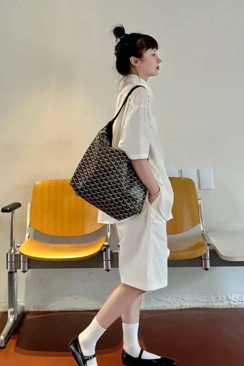 机场偶遇汤唯，背Burberry云淡风轻！为什么女精英都爱松弛感大包？__机场偶遇汤唯，背Burberry云淡风轻！为什么女精英都爱松弛感大包？