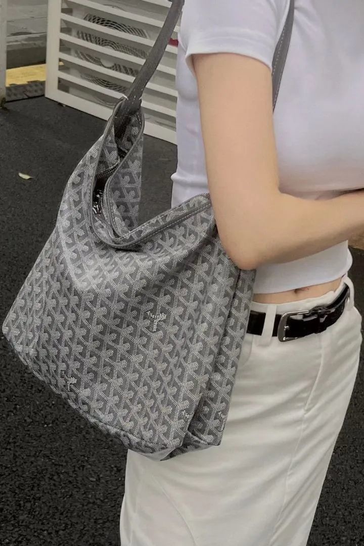 机场偶遇汤唯，背Burberry云淡风轻！为什么女精英都爱松弛感大包？__机场偶遇汤唯，背Burberry云淡风轻！为什么女精英都爱松弛感大包？