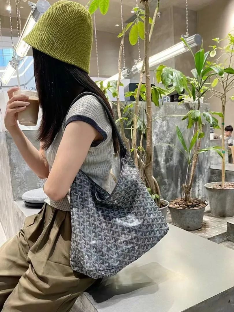 机场偶遇汤唯，背Burberry云淡风轻！为什么女精英都爱松弛感大包？_机场偶遇汤唯，背Burberry云淡风轻！为什么女精英都爱松弛感大包？_