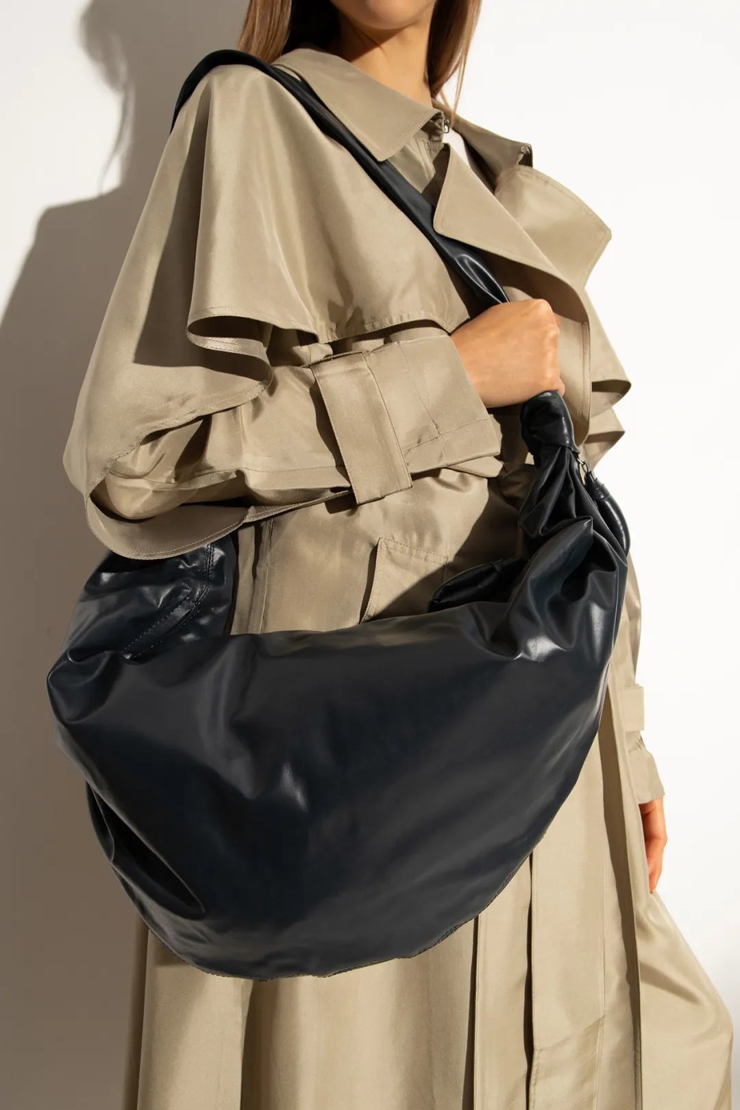 _机场偶遇汤唯，背Burberry云淡风轻！为什么女精英都爱松弛感大包？_机场偶遇汤唯，背Burberry云淡风轻！为什么女精英都爱松弛感大包？