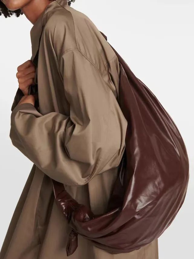 机场偶遇汤唯，背Burberry云淡风轻！为什么女精英都爱松弛感大包？__机场偶遇汤唯，背Burberry云淡风轻！为什么女精英都爱松弛感大包？