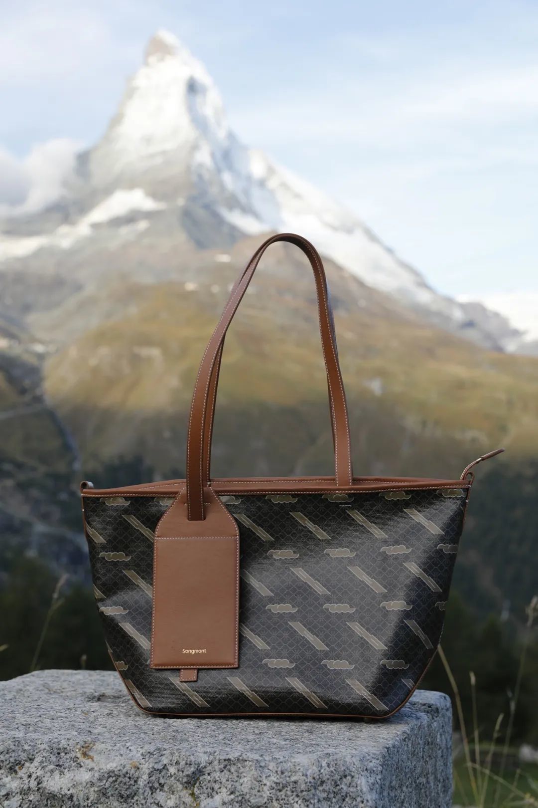 _机场偶遇汤唯，背Burberry云淡风轻！为什么女精英都爱松弛感大包？_机场偶遇汤唯，背Burberry云淡风轻！为什么女精英都爱松弛感大包？