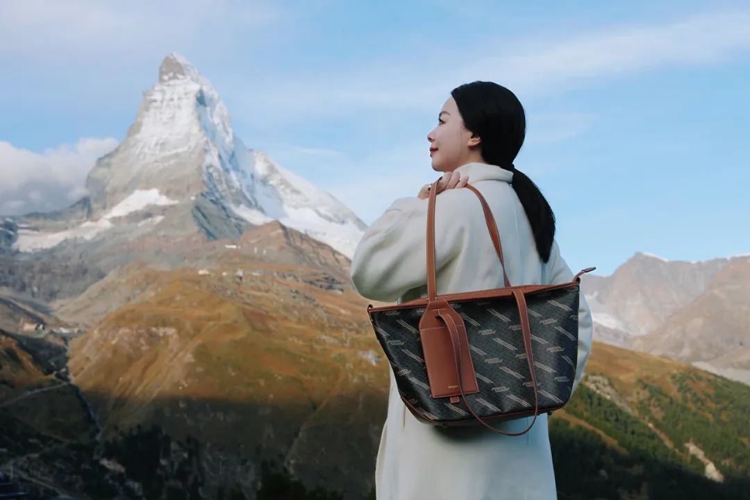 _机场偶遇汤唯，背Burberry云淡风轻！为什么女精英都爱松弛感大包？_机场偶遇汤唯，背Burberry云淡风轻！为什么女精英都爱松弛感大包？