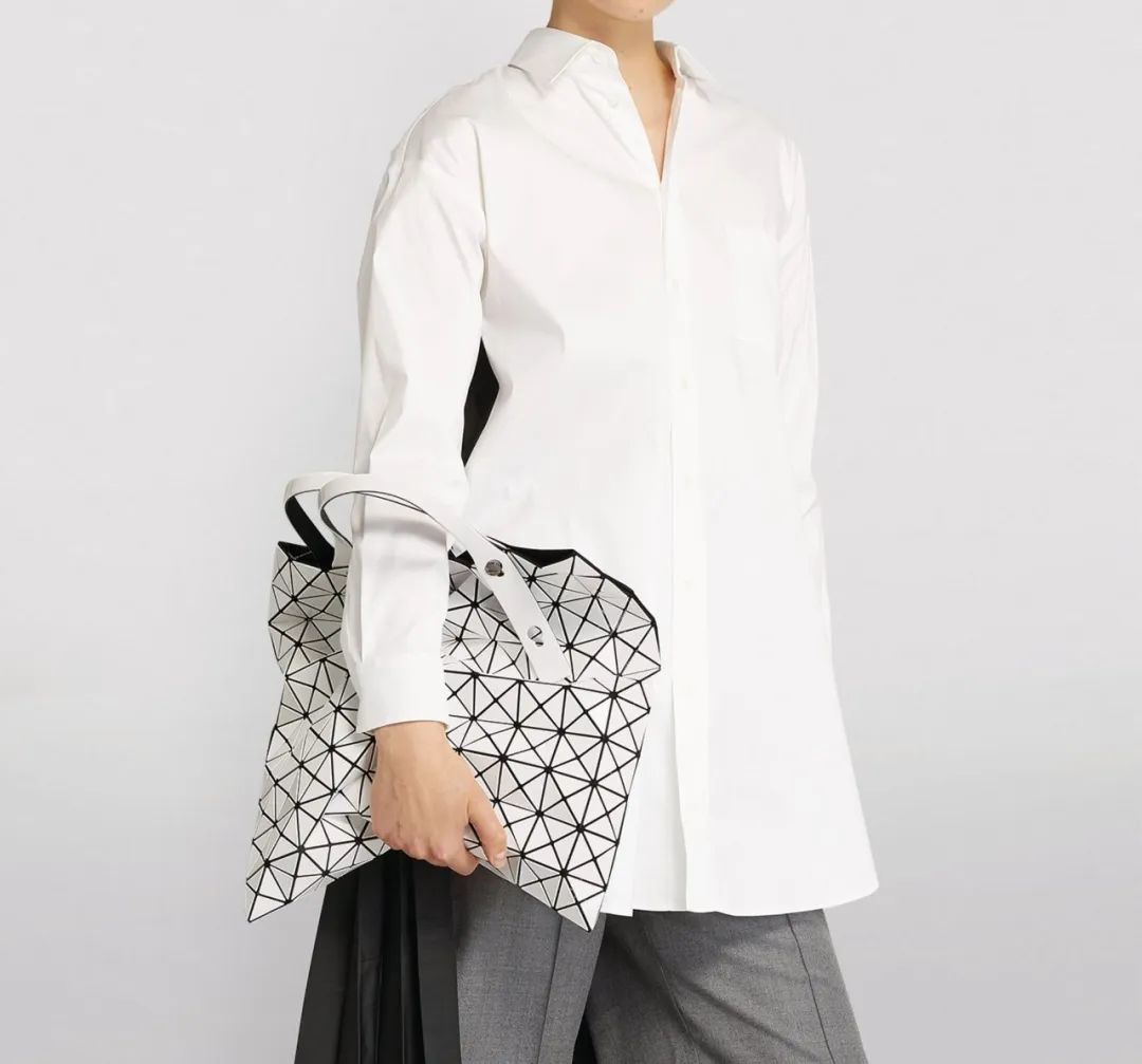 机场偶遇汤唯，背Burberry云淡风轻！为什么女精英都爱松弛感大包？__机场偶遇汤唯，背Burberry云淡风轻！为什么女精英都爱松弛感大包？