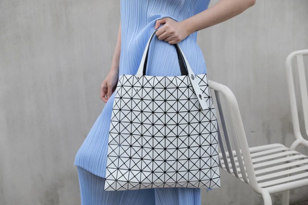 _机场偶遇汤唯，背Burberry云淡风轻！为什么女精英都爱松弛感大包？_机场偶遇汤唯，背Burberry云淡风轻！为什么女精英都爱松弛感大包？