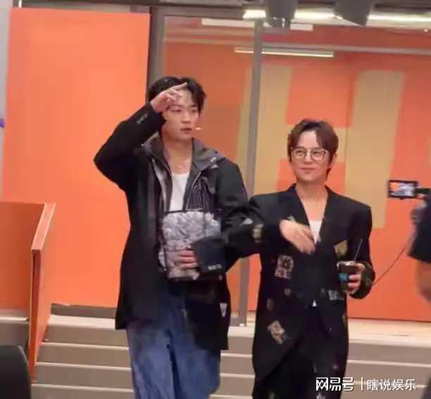 何炅瘦脸_何炅脸上的伤_