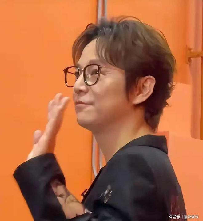 何炅瘦脸__何炅脸上的伤