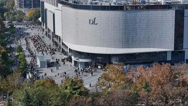 胖东来、蜜雪冰城的爆火，给传统景区上了一课