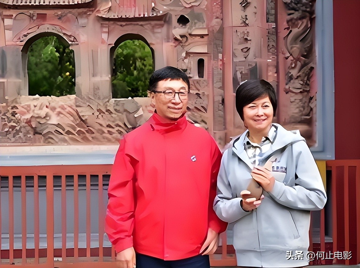 母亲是敬一丹，父亲是亿万富翁，本可躺赢的她却选择了另一条路__母亲是敬一丹，父亲是亿万富翁，本可躺赢的她却选择了另一条路