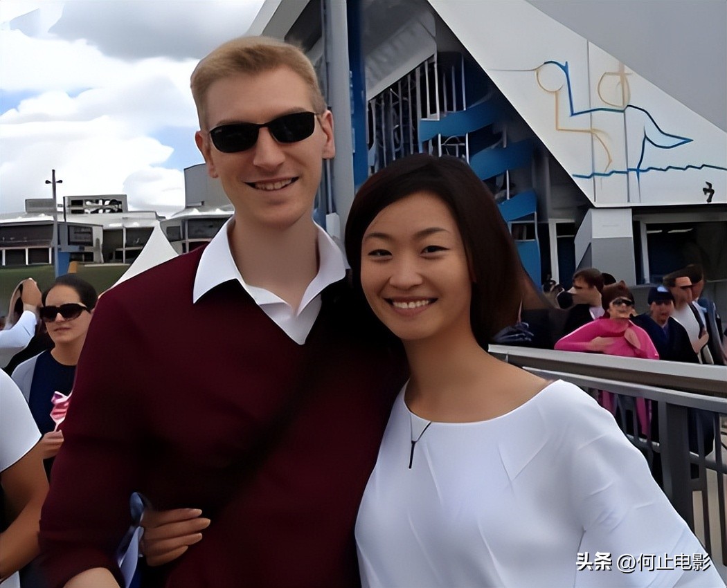 _母亲是敬一丹，父亲是亿万富翁，本可躺赢的她却选择了另一条路_母亲是敬一丹，父亲是亿万富翁，本可躺赢的她却选择了另一条路