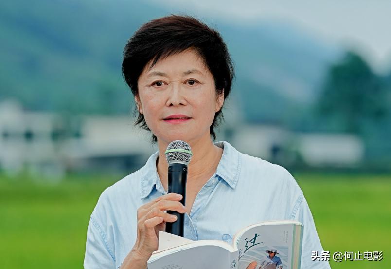 母亲是敬一丹，父亲是亿万富翁，本可躺赢的她却选择了另一条路__母亲是敬一丹，父亲是亿万富翁，本可躺赢的她却选择了另一条路