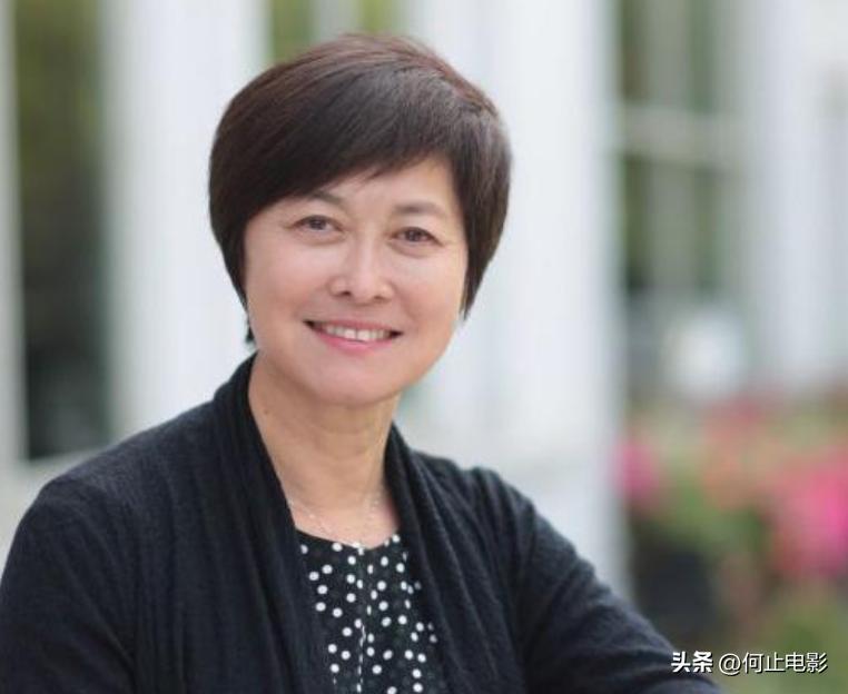 _母亲是敬一丹，父亲是亿万富翁，本可躺赢的她却选择了另一条路_母亲是敬一丹，父亲是亿万富翁，本可躺赢的她却选择了另一条路