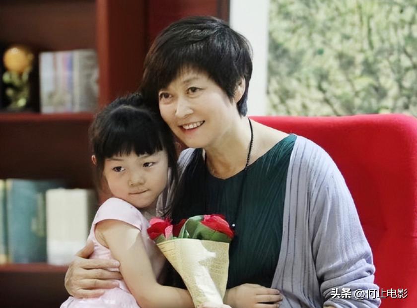 母亲是敬一丹，父亲是亿万富翁，本可躺赢的她却选择了另一条路_母亲是敬一丹，父亲是亿万富翁，本可躺赢的她却选择了另一条路_