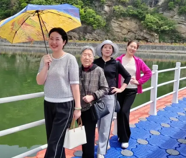 退休大妈有话说_大妈痛骂退休双轨制_