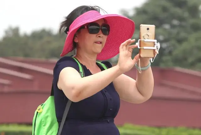 大妈痛骂退休双轨制__退休大妈有话说