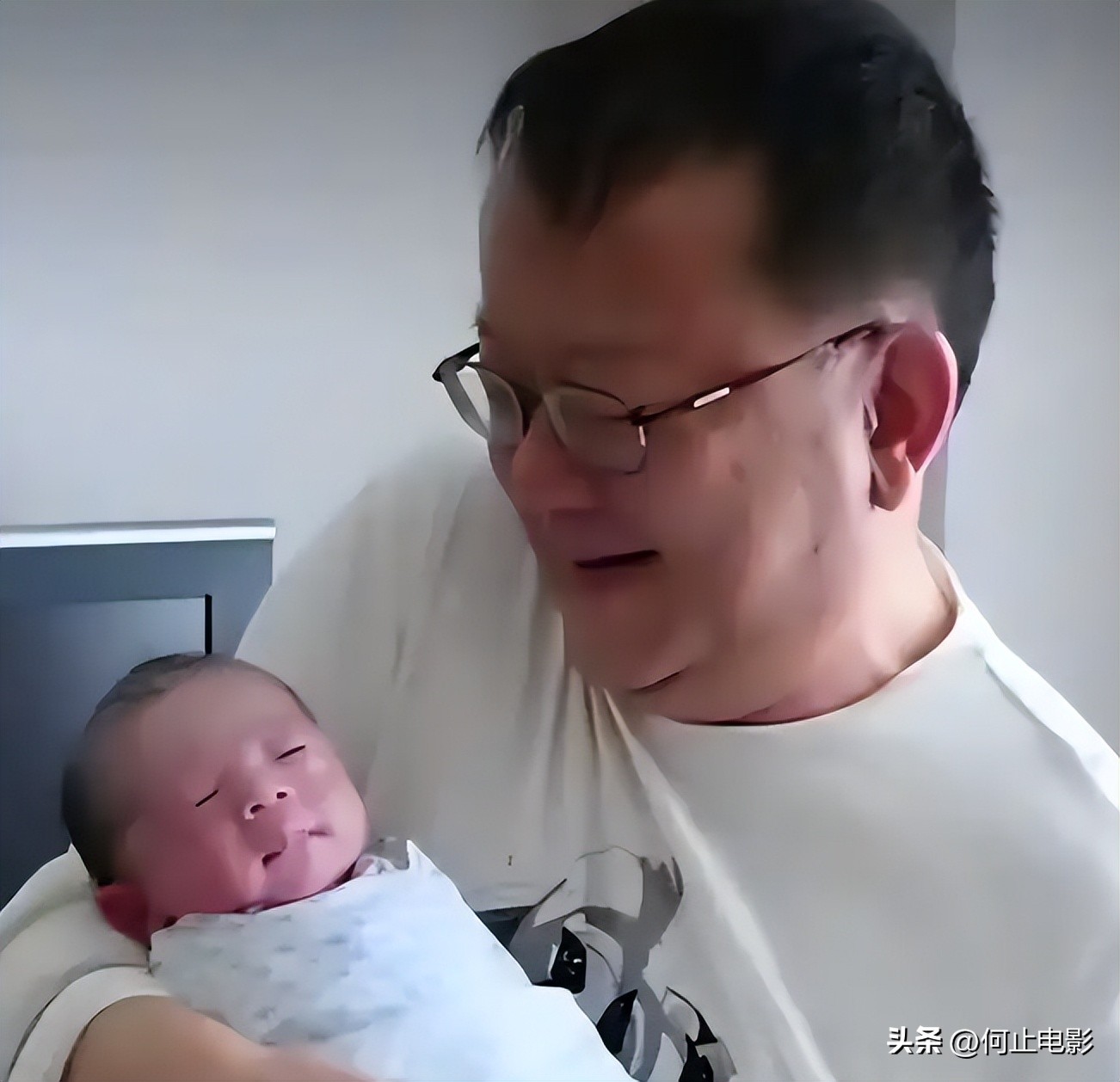 _77 岁王刚的晚年:本以为有儿子能安度余生,如今却为养子操劳不停_77 岁王刚的晚年:本以为有儿子能安度余生,如今却为养子操劳不停