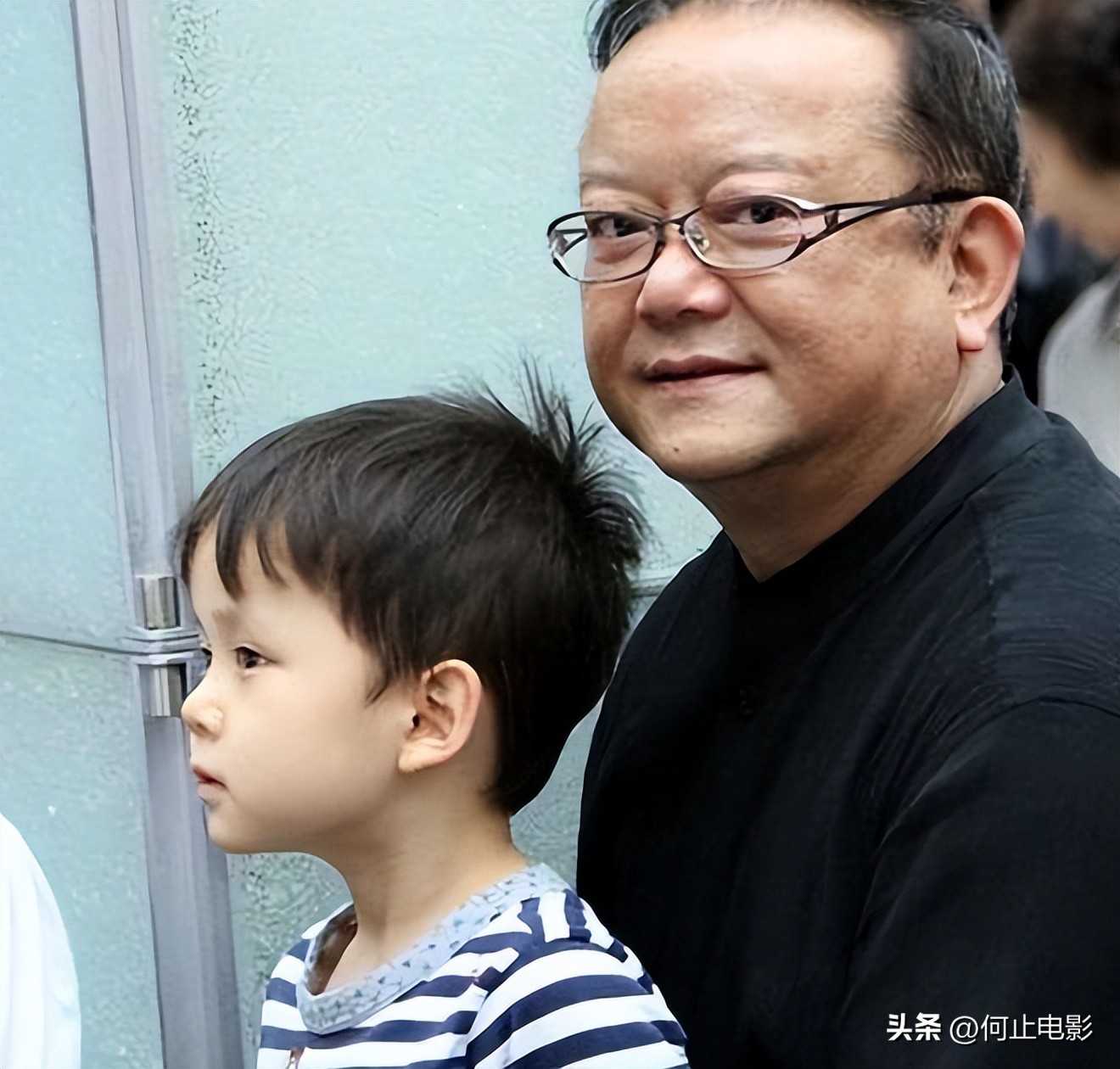 77 岁王刚的晚年:本以为有儿子能安度余生,如今却为养子操劳不停__77 岁王刚的晚年:本以为有儿子能安度余生,如今却为养子操劳不停