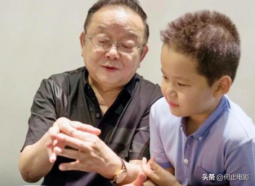 77 岁王刚的晚年:本以为有儿子能安度余生,如今却为养子操劳不停__77 岁王刚的晚年:本以为有儿子能安度余生,如今却为养子操劳不停