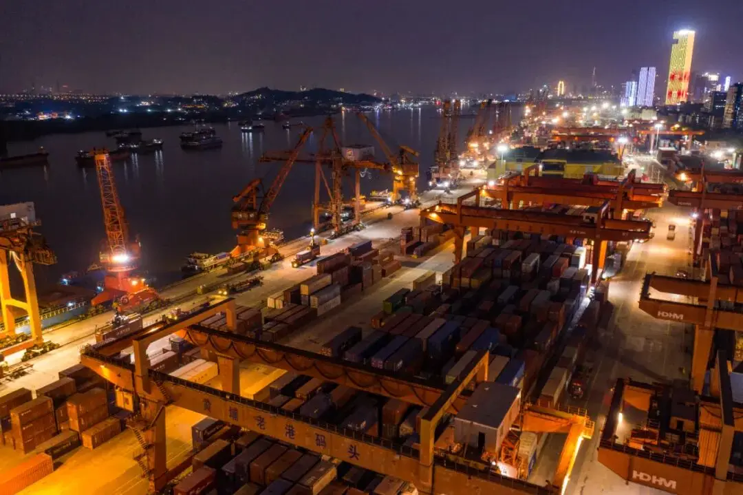 _广州的摩天大楼森林里，长出了一座“书山”_广州的摩天大楼森林里，长出了一座“书山”