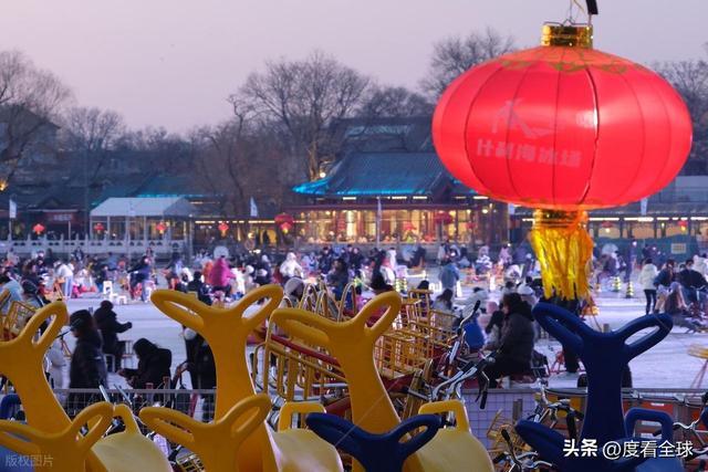 灯火映冰湖,年味漫京城!什刹海夜滑藏着老北京的新浪漫_灯火映冰湖,年味漫京城!什刹海夜滑藏着老北京的新浪漫_